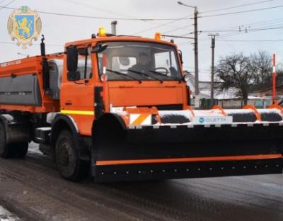 На дорогах Львівщини працює снігоочисна техніка