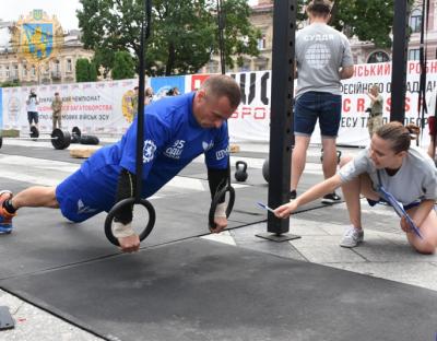 Біля пам'ятника Шевченку стартували змагання з кросфіту серед десантників