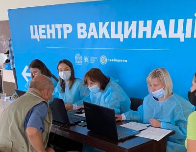 Вчора на Львівщині провакцинували 7967 осіб, з них 1808 - у центрах вакцинації
