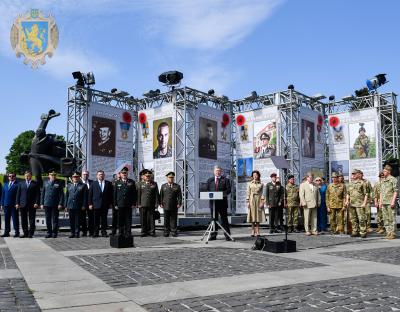 Маємо знати й пам’ятати про усіх, хто мужньо боронив рідну землю - Президент під час відкриття фотовиставки «Герої»