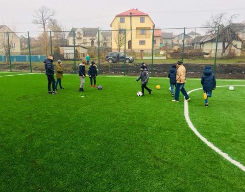 На Самбірщині облаштували футбольне поле зі штучним покриттям