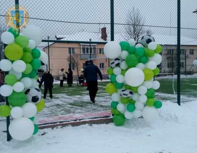 У Старому Самборі відкрили спортивний майданчик зі штучним покриттям 