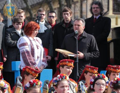 Львівщина подарувала національні костюми українським творчим колективам в Узбекистані (+ВІДЕО) 