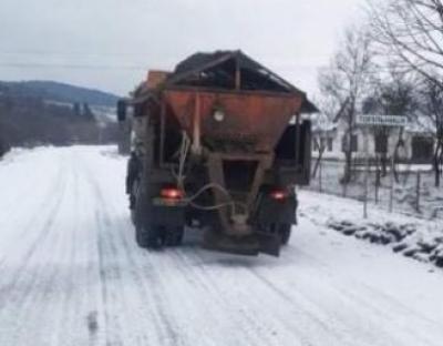 Місцеві дороги на Львівщині очищають  понад 150 одиниць техніки