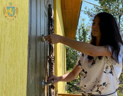 На Жовківщині дитині-сироті вручили ключі від власного житла 