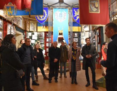 «Історія говорить через експозицію»: до 90-річчя створення ОУН для громадськості Львівщини провели екскурсію