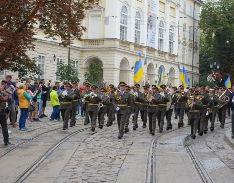 Урочиста колона рушила вулицями міста з нагоди Дня Конституції