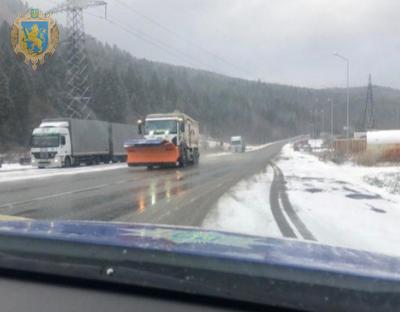 Майже 120 одиниць снігоприбиральної техніки очищують дороги Львівщини від снігу