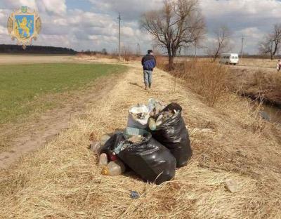 Мешканців Львівщини закликають не смітити вздовж придорожніх смуг