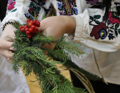 Родини Героїв Небесної Сотні сплели різдвяні віночки 