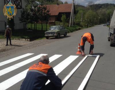 Безпека на дорогах: на автошляхах Львівщині наносять розмітку