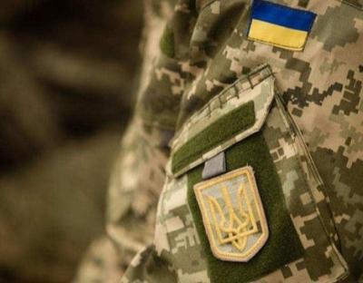 Ми будемо платити нашим військовослужбовцям, які тримають у руках зброю, по сто тисяч гривень на місяць: Президент