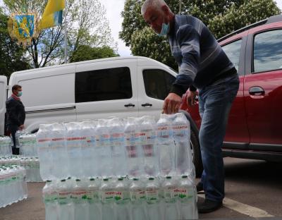 Лікарі чотирьох медичних закладів області, які борються із коронавірусом, отримали благодійну допомогу