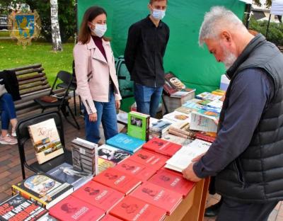 Митці та письменники представили Львівщину на Покровській книжковій толоці в Чернігові