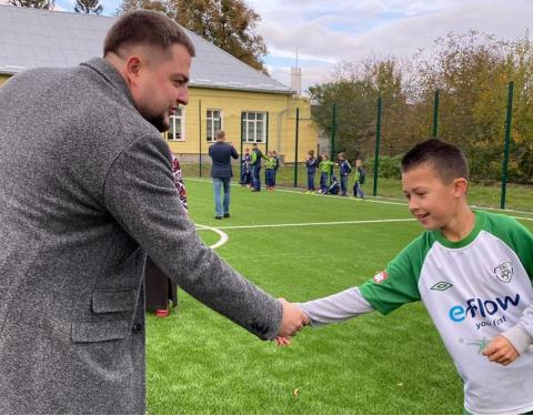 На Львівщині створили новий спортивний майданчик з штучним покриттям