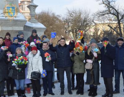 На Львівщині жінкам дарували паперові квіти, аби привернути увагу до проблеми зірваних первоцвітів