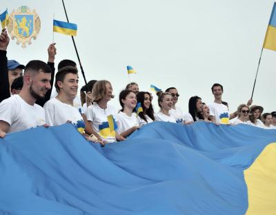 Молодь відзначила День Прапора сходженням на гору Парашку