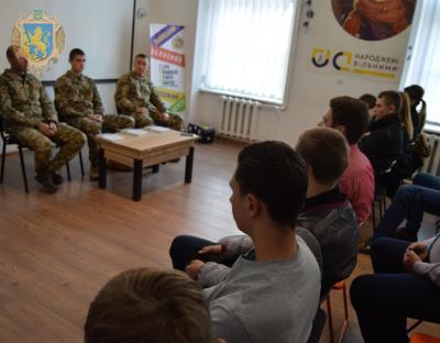 У Молодіжному центрі молодь поспілкувалась із десантниками