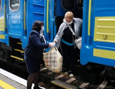 Через пошкодження залізничної інфраструктури затримуються потяги: орієнтовний графік