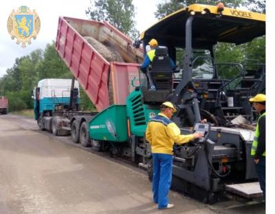 До осені  завершать ремонт ділянки дороги Золочів - Красне