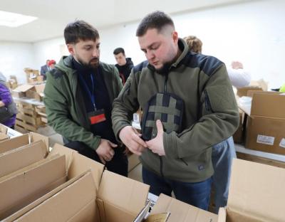 Оновлено: Першу тисячу аптечок для воїнів пошили при Львівському гуманітарному хабі