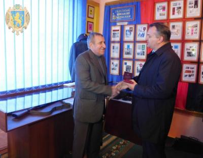 Олег Синютка вручив державну відзнаку директору Народного музею національно-визвольної боротьби ОУН-УПА  Зеновію Кочмарському