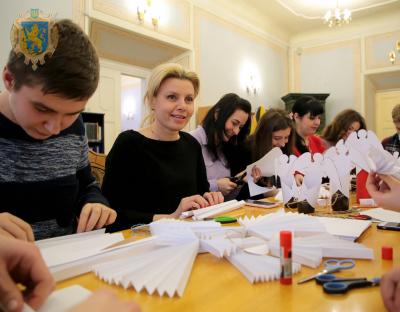  Алея пам’яті: до Дня  Героїв Небесної Сотні  молодь Львівщини виготовила паперових ангеликів