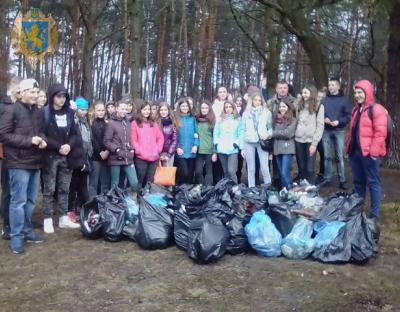 Школярі на Жовківщині прибрали ліс та долучились до озеленення