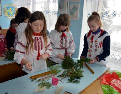 На Бродівщині діти декорували Стрітенські свічки  природніми матеріалами