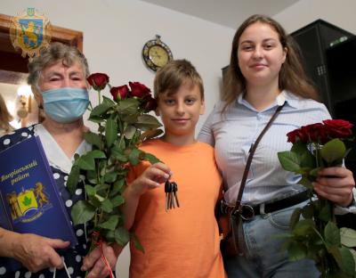 Максим Козицький вручив ключі від квартири двом дітям, позбавленим батьківського піклування