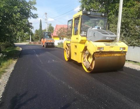 В Кам’янка-Бузькому районі триває ремонт автомобільної дороги в межах с. Зубів Міст