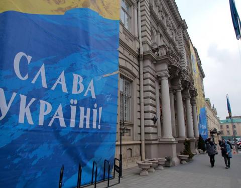 Будівлю Львівської ОДА прикрасили державною символікою