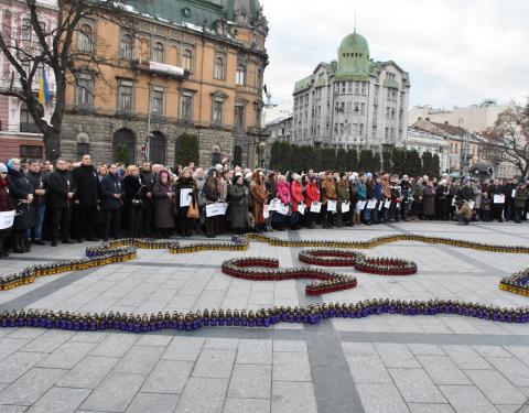 Карта України із більше двох тисяч свічок: Львівщина вшановує жертв Голодомору