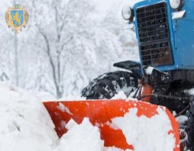 Для очищення доріг від снігу впродовж ночі задіяли понад 200 одиниць техніки