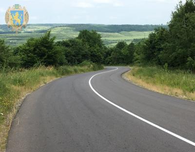 Безпека на дорогах: на автошляхах Львівщині наносять розмітку