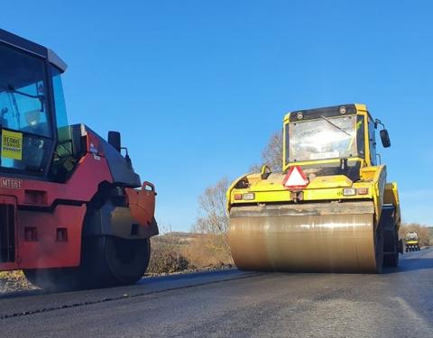 Автомобільну дорогу, що веде до Поморянського замку завершують ремонтувати 