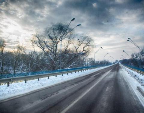 Майже 130 одиниць снігоприбиральної техніки очищують дороги Львівщини від снігу