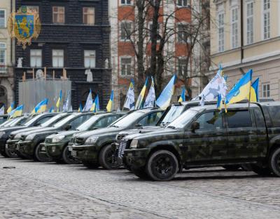 На Львівщину прибули 30 джипів та пікапів, які поїдуть до українських захисників на передовій