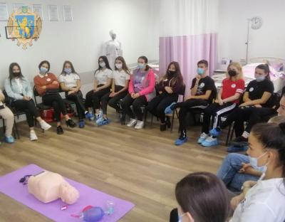«Вмію рятувати життя»: львівські школярі освоїли навички надання першої медичної допомоги за європейським протоколом