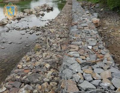 На Турківщині виконують роботи з берегоукріплення