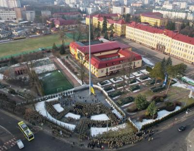 Біля найвищого флагштока області за участю військовослужбовців провели урочистості до Дня Єднання