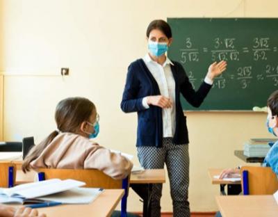 Освітяни всього світу вакцинуються, щоби розпочати новий навчальний рік безпечно