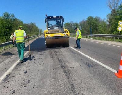 Дорожники ліквідовують деформації дорожнього покриття на напрямку Зимна Вода – Холодновідка