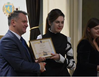 Олег Синютка вручив обласні премії науковцям та освітянам