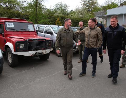 За підтримки лісників Львівщини на потреби ЗСУ з Польщі передали 12 позашляховиків підвищеної прохідності 