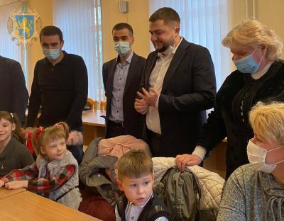 Юрій Холод вручив трьом десяткам дітей з Жовківщини подарунки до свят