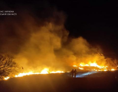 Забудьте про традицію випалювання сухої трави: рятувальники Львівщини звернулись до жителів області