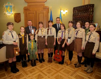 Пластуни передали Олегові Синютці Вифлеємський вогонь миру