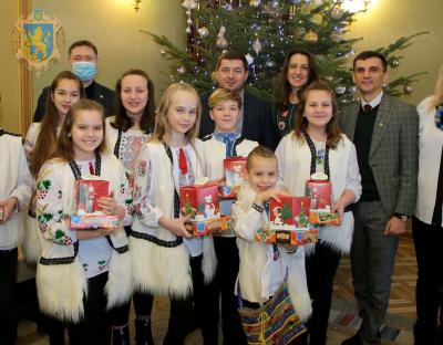 Дзвінкою колядою та віншуваннями працівників Львівської ОДА привітали вихованці музичної студії «Джерело»