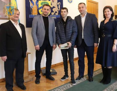 Шестеро осіб з числа дітей-сиріт у день святого Миколая отримали у власність житло